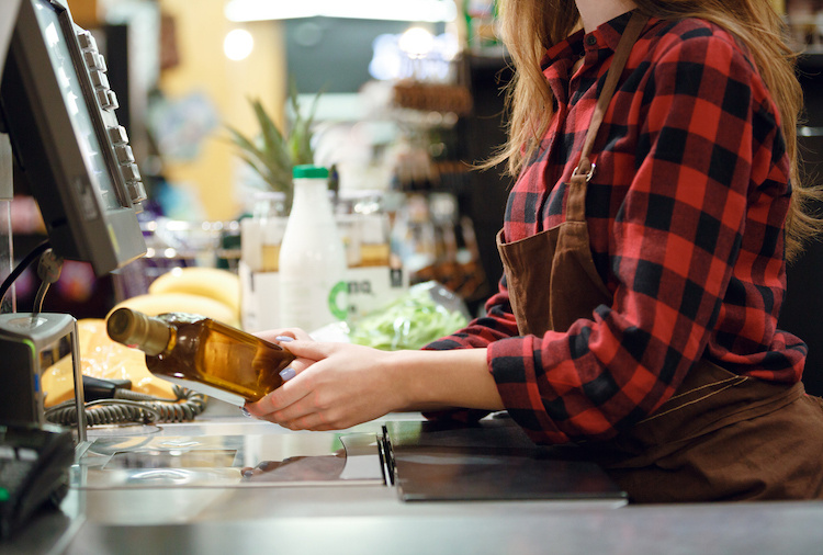 This Mom Had An Unexpected Response After a Grocery Store Cashier Took Forever To Ring Her Up | “The guy didn’t really talk to me, he squashed my bread when he scanned it but I waited patiently whilst he took his time, especially when trying to scan the awkward items.”