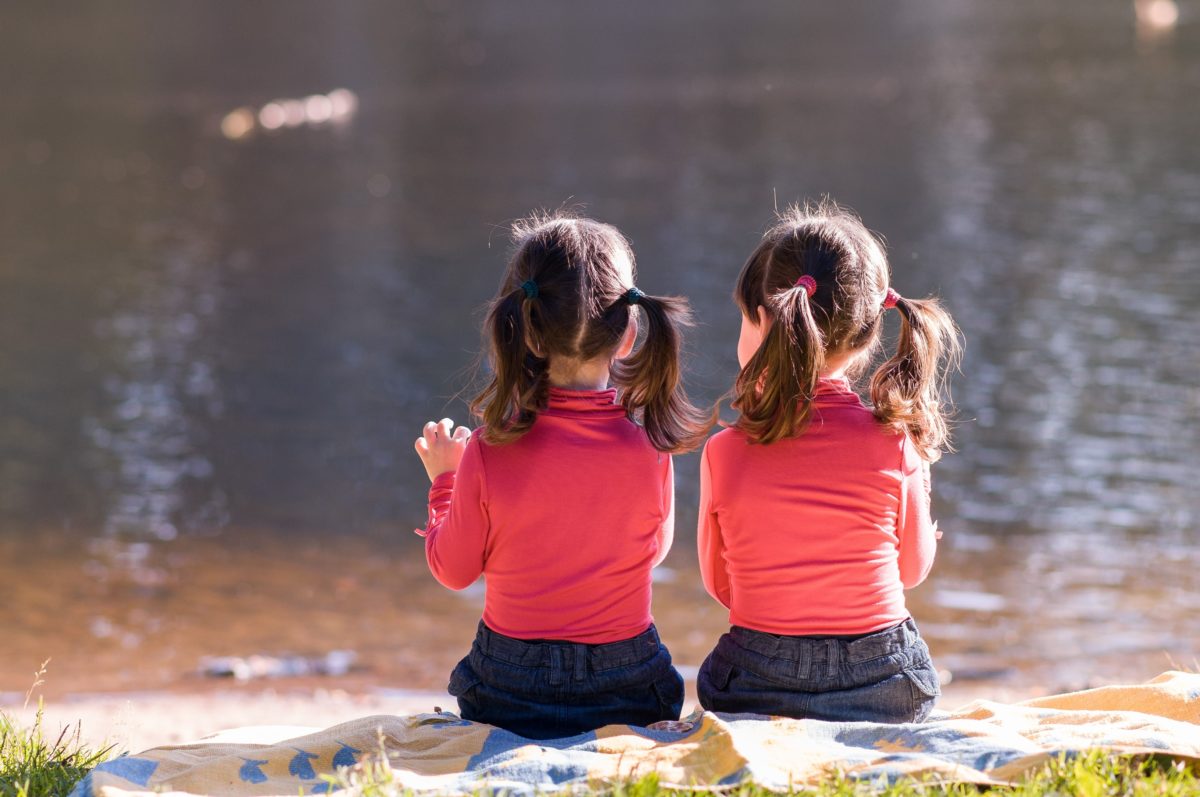 Cop Rescues Two Twin Girls After Father Drove Off Cliff