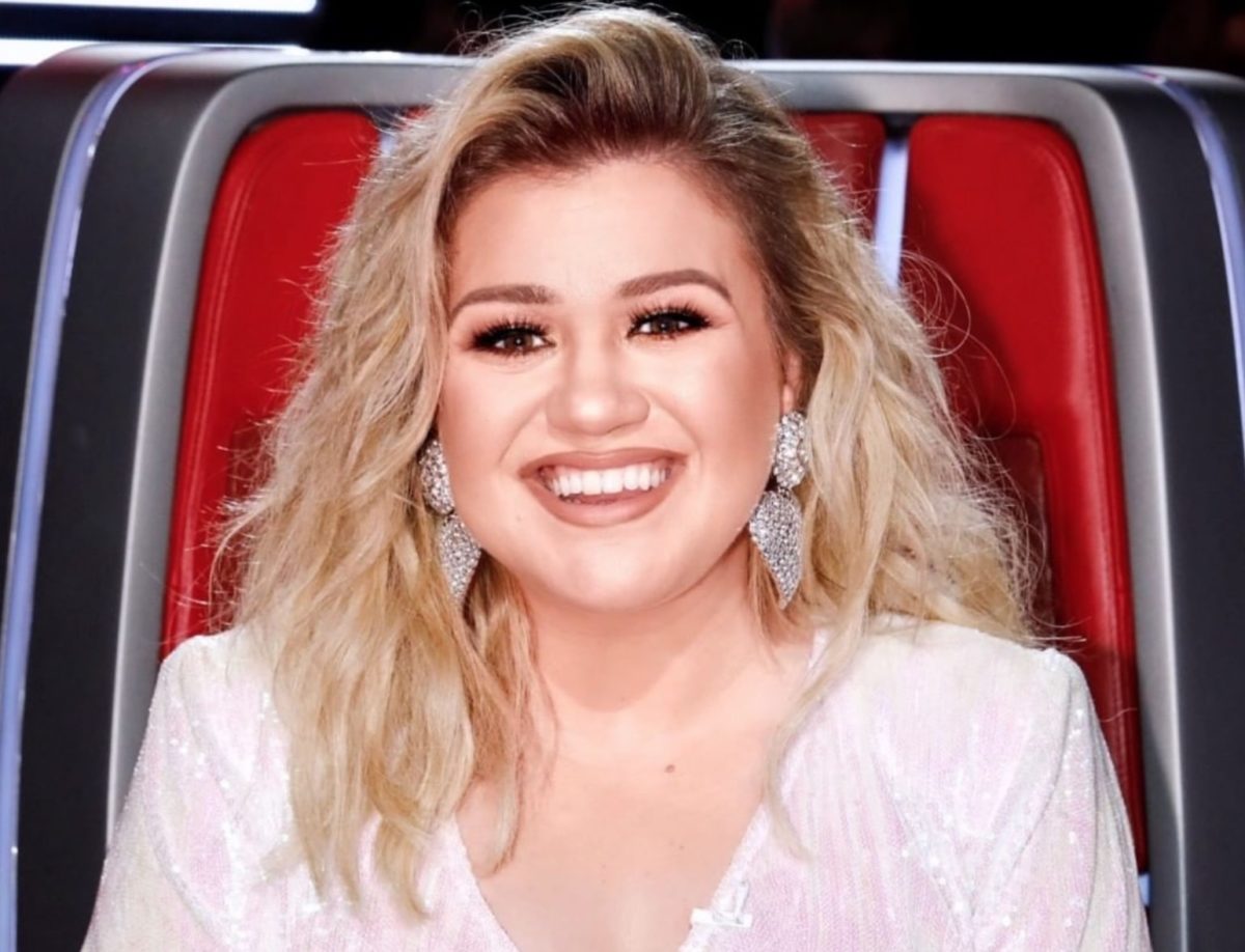 Kelly Clarkson Slams Twitter Troll Who Comments On Divorce