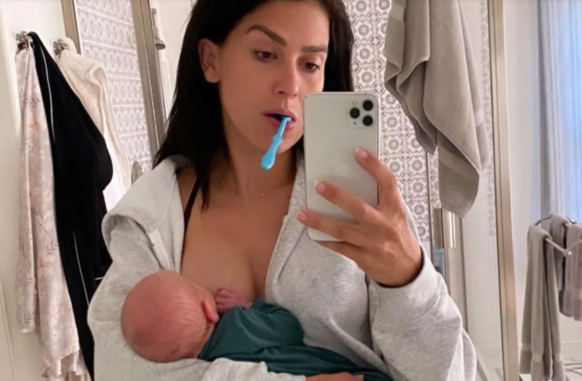 Hilaria Baldwin Takes Multitasking-Selfie While Nursing