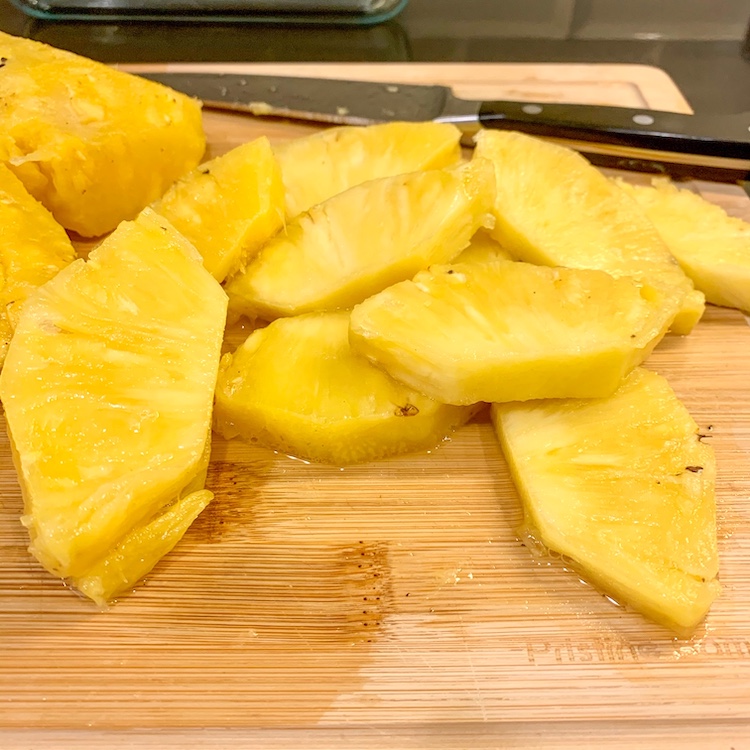 No-Knife Pineapple Hack Needed to Use Knife and Cut Pineapple