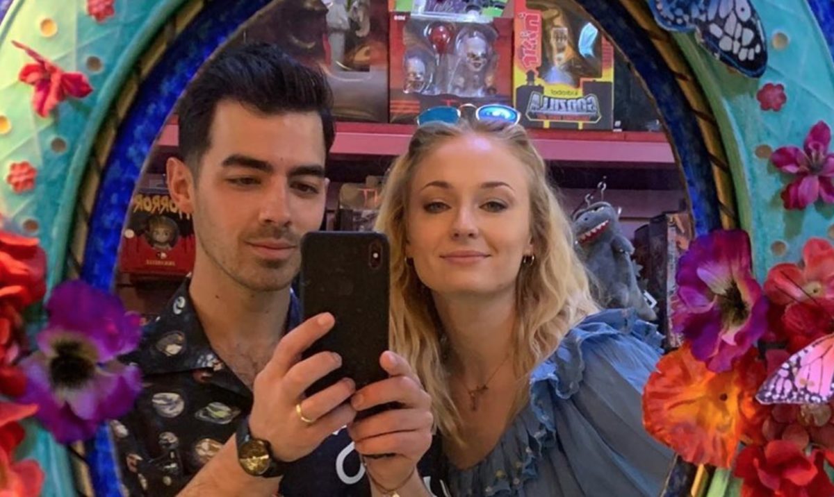 Sophie Turner Posts Rare Pregnancy Photos