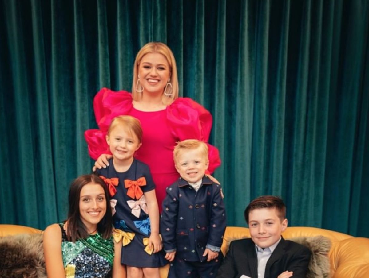 Kelly Clarkson Shares Children Are In Therapy Due To Divorce