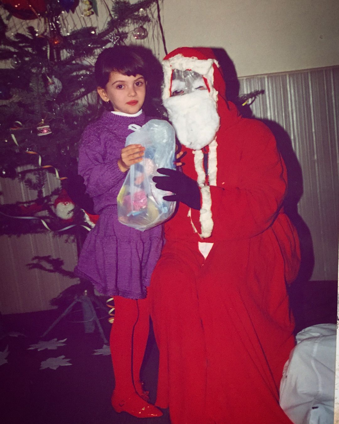 25 Scary Santas and the Children They Traumatized