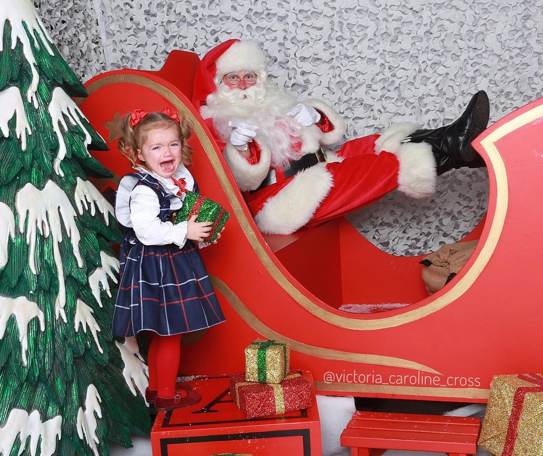 25 Scary Santas and the Children They Traumatized