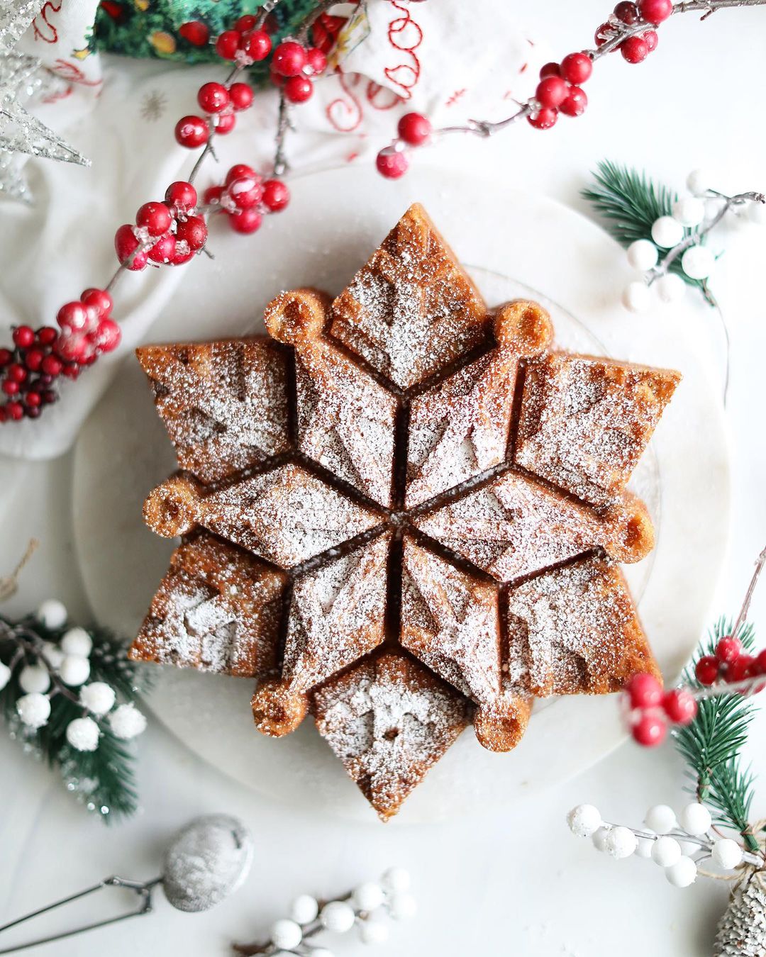 15 Gorgeous Christmas Cakes to Get You in the Spirit