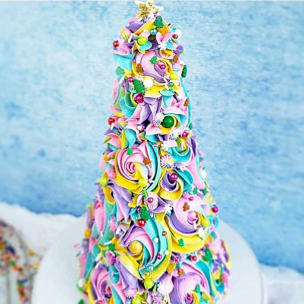 15 Gorgeous Christmas Cakes to Get You in the Spirit