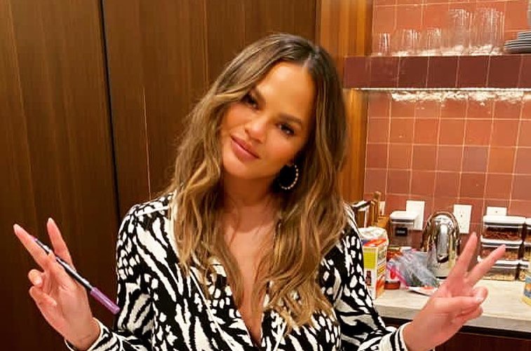 Chrissy Teigen Defends Meghan Markle Against Twitter Troll