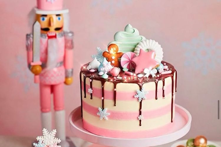 15 Gorgeous Christmas Cakes to Get You in the Spirit