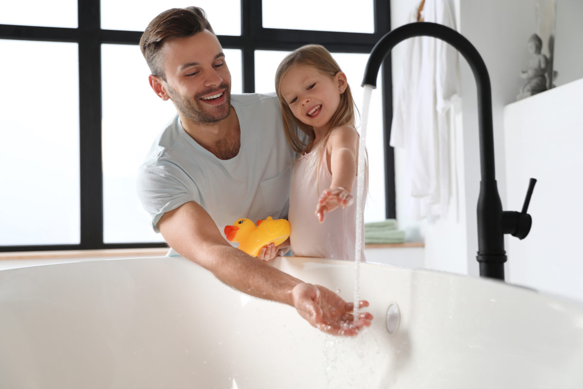 Should My Boyfriend Be Helping His 8-Year-Old Daughter Bathe?