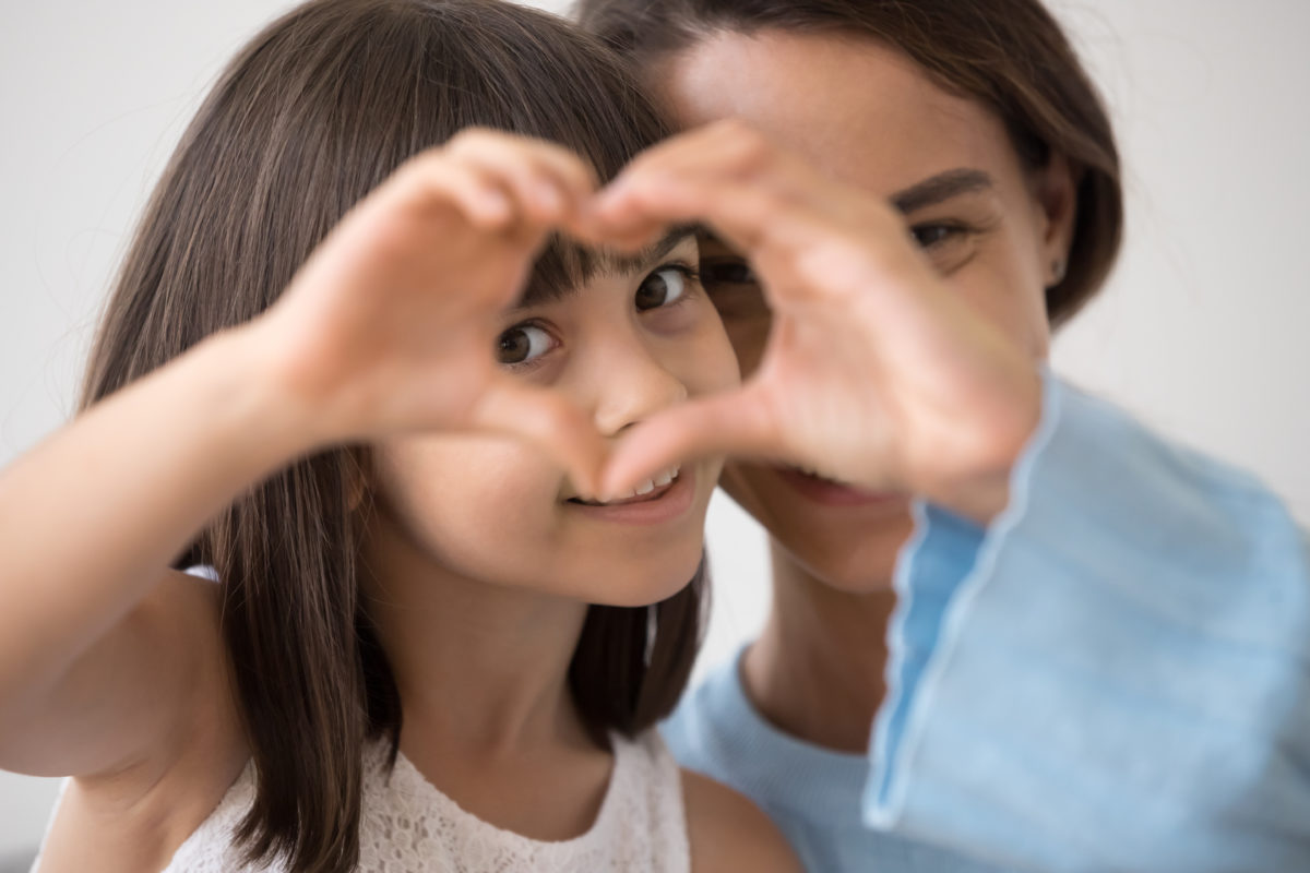 A Mom's Photos Documenting Daughter Growing Up Revealed A Universal Truth About Parenting