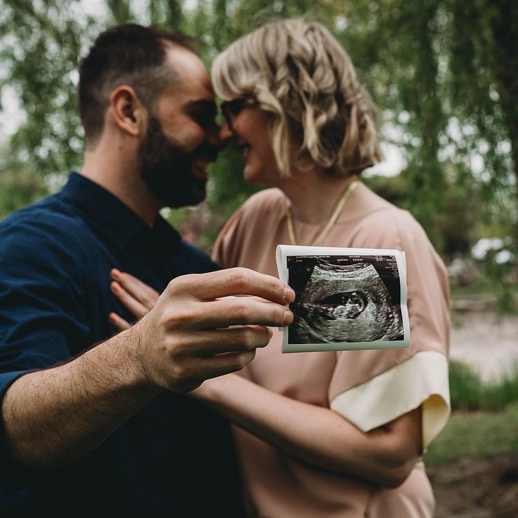 Identical 'Mirror' Twin Decides To Be Sister's Surrogate Despite Rare Syndrome