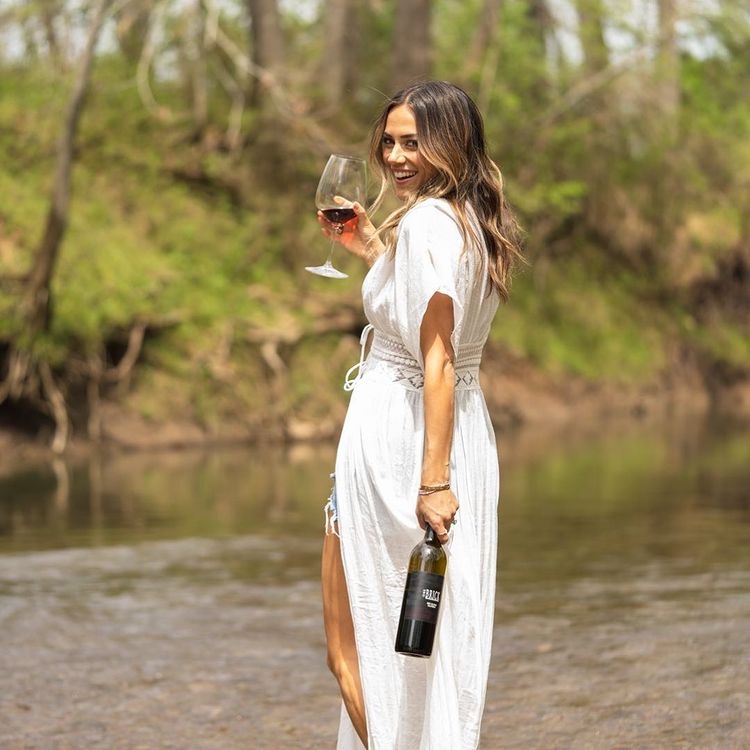 Jana Kramer Sells Wedding Ring To Makeover Her Home