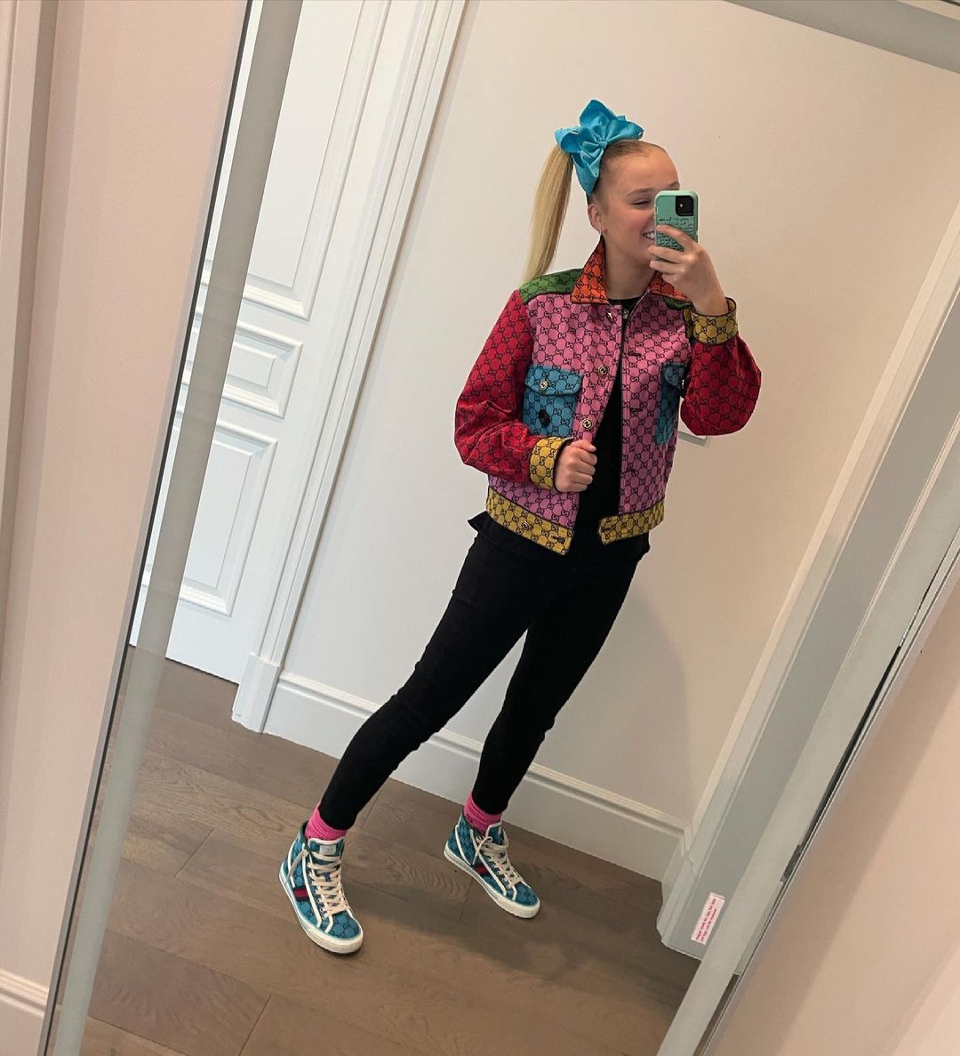 JoJo Siwa Says Leaving Behind Her Signature Bow Was Harder Than Coming Out To Her Mom3