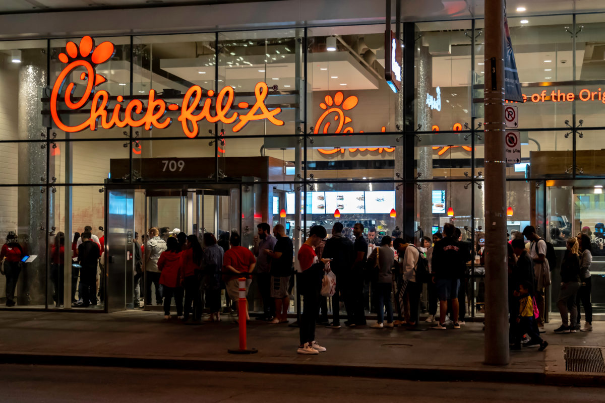 Chick-fil-A Employees Speak Up About The Strange Rules They Must Follow At All Times | Ever wonder what’s really going on behind a Chick-fil-A employee’s cheerful smile? A LOT of RULES!