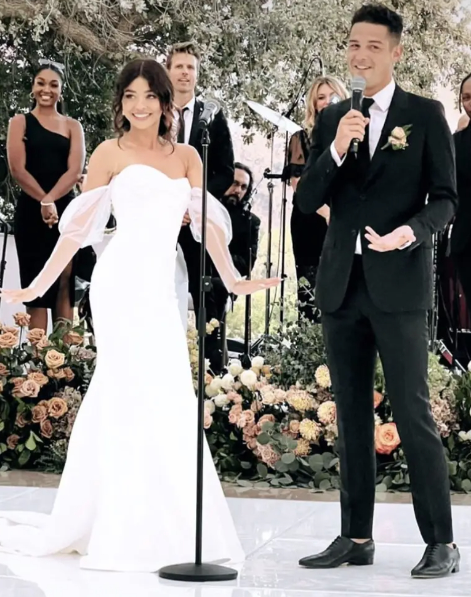 The 'Modern Family' Cast Has Sweet Reunion At Sarah Hyland And Wells Adams’s Wedding