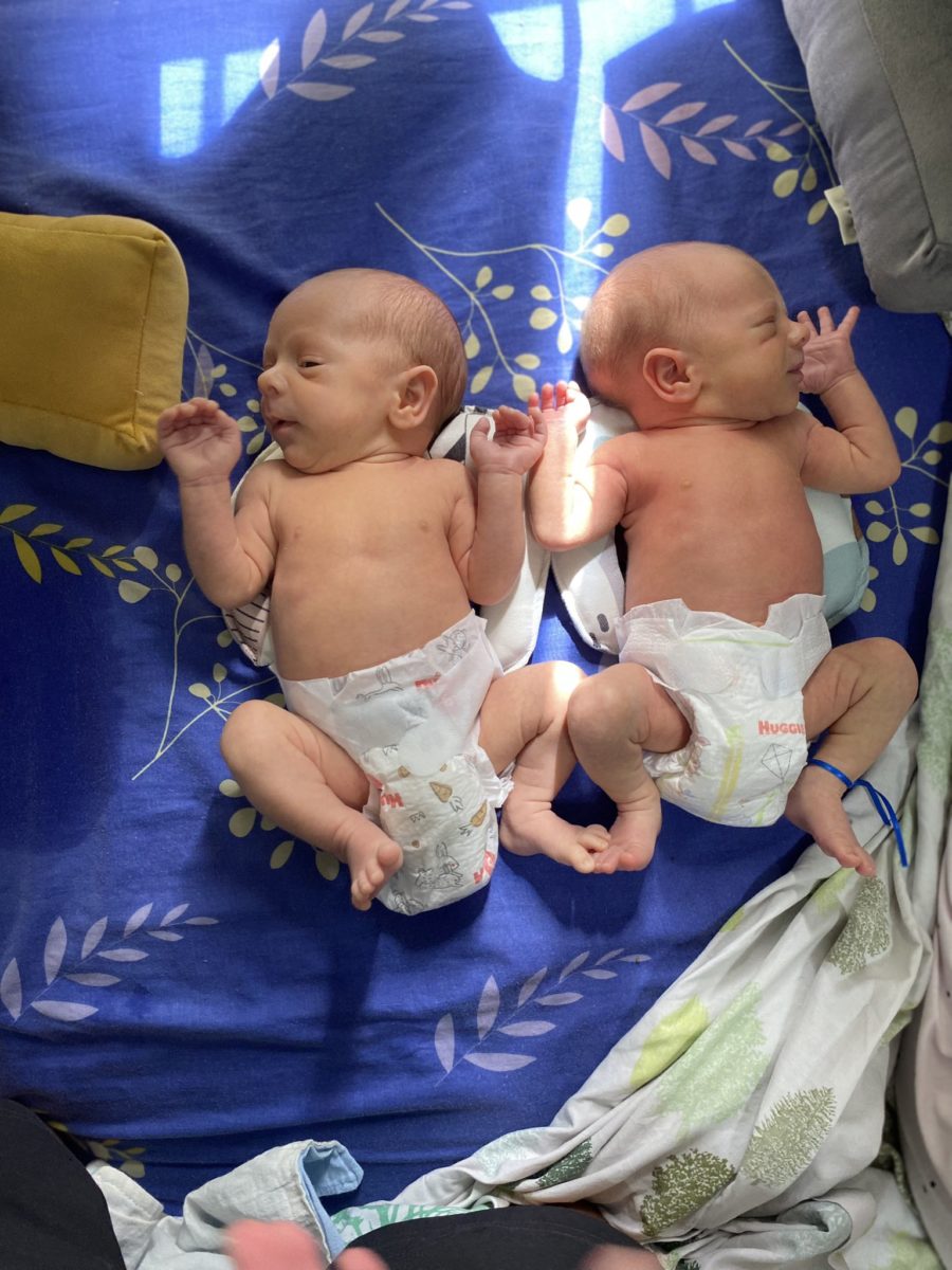 Mom Who Can't Tell Twins Apart Calls Police