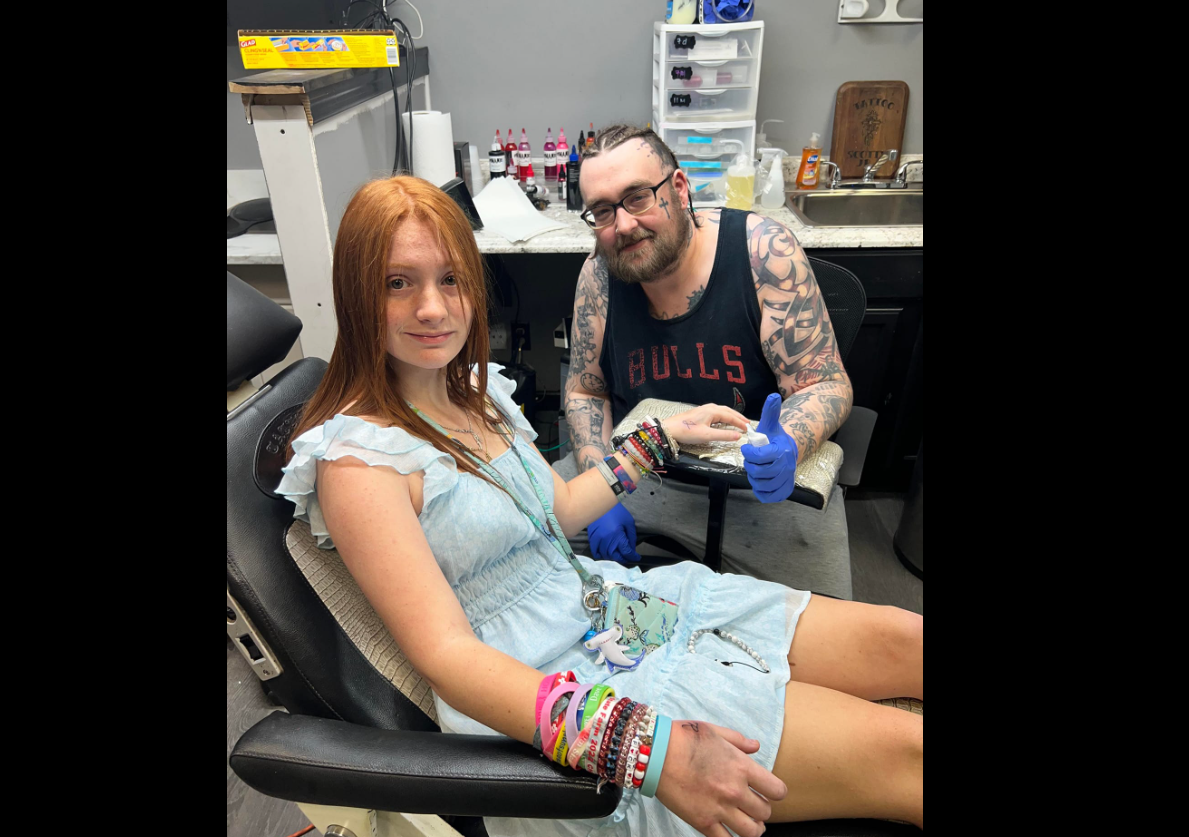 Tattoo Artist Gives Teenager With Dyslexia Free Tattoo to Help Her Distinguish Left From Right While She Learns How to Drive