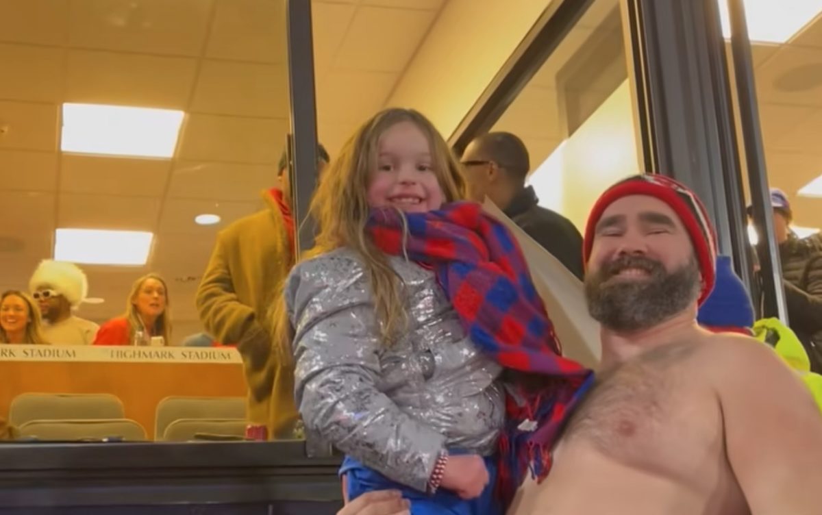 Mom of Young Girl Who Was Picked Up By Jason Kelce During Bills Vs Chiefs Game Speaks Out | On January 21, Jason Kelce made a little girl’s night when he spotted her sign at the Bills versus Chiefs game.