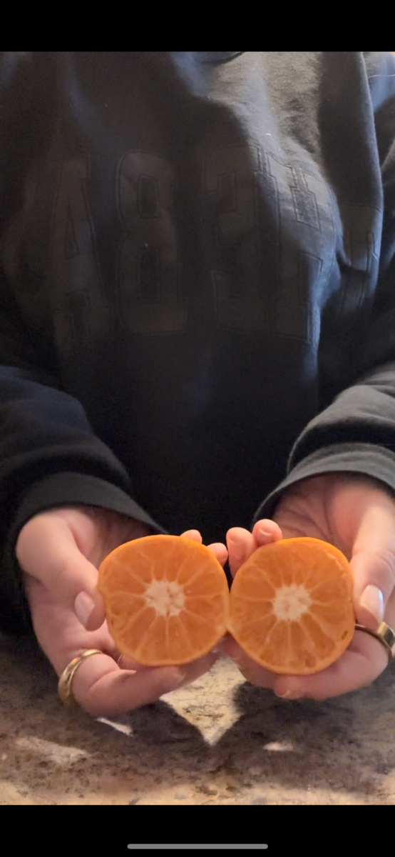 Hate Peeling Oranges? Now You Never Have to Peel an Orange Again | However, this morning we stumbled across an orange preparing hack. A hack that keeps orange peels from getting under your nails.