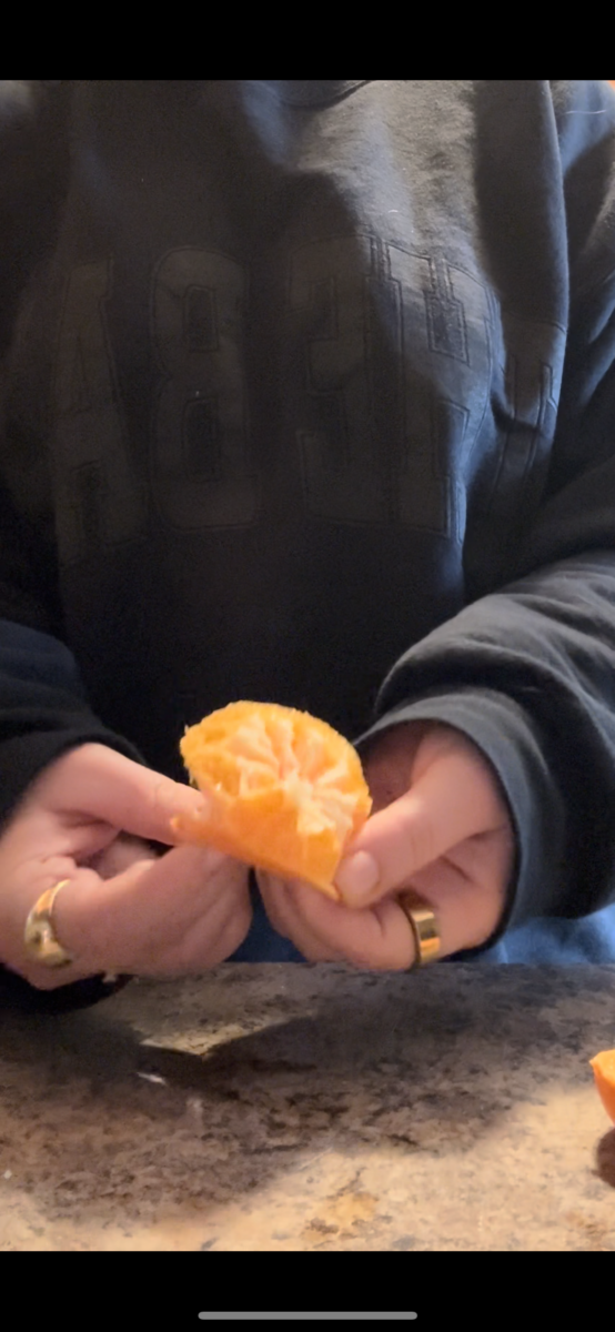 Hate Peeling Oranges? Now You Never Have to Peel an Orange Again | However, this morning we stumbled across an orange preparing hack. A hack that keeps orange peels from getting under your nails.