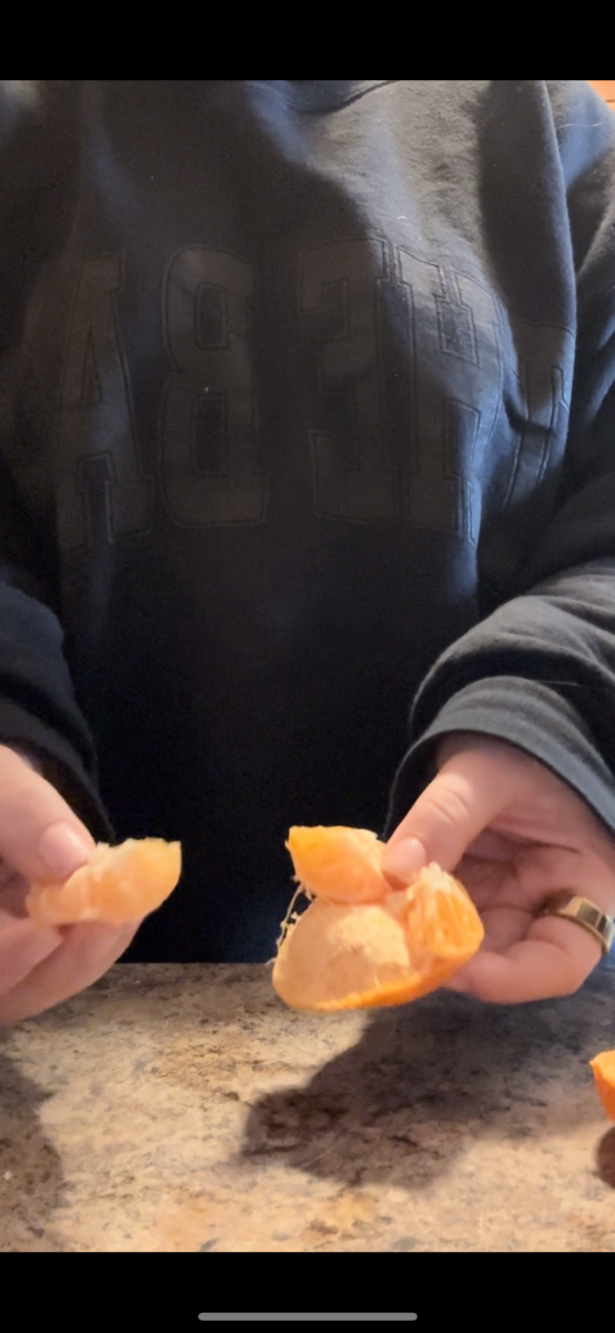 Hate Peeling Oranges? Now You Never Have to Peel an Orange Again | However, this morning we stumbled across an orange preparing hack. A hack that keeps orange peels from getting under your nails.