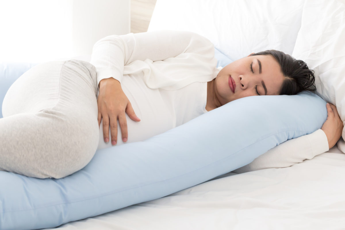 Pregnancy Pillows: What Are They & Do They Work? | Everyone is unique and will respond differently to different things, but most mothers agree that pregnancy pillows are a lifesaver come nighttime – and that’s especially true during your second and third trimesters. 