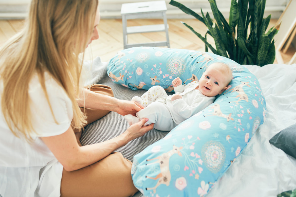 Pregnancy Pillows: What Are They & Do They Work? | Everyone is unique and will respond differently to different things, but most mothers agree that pregnancy pillows are a lifesaver come nighttime – and that’s especially true during your second and third trimesters. 