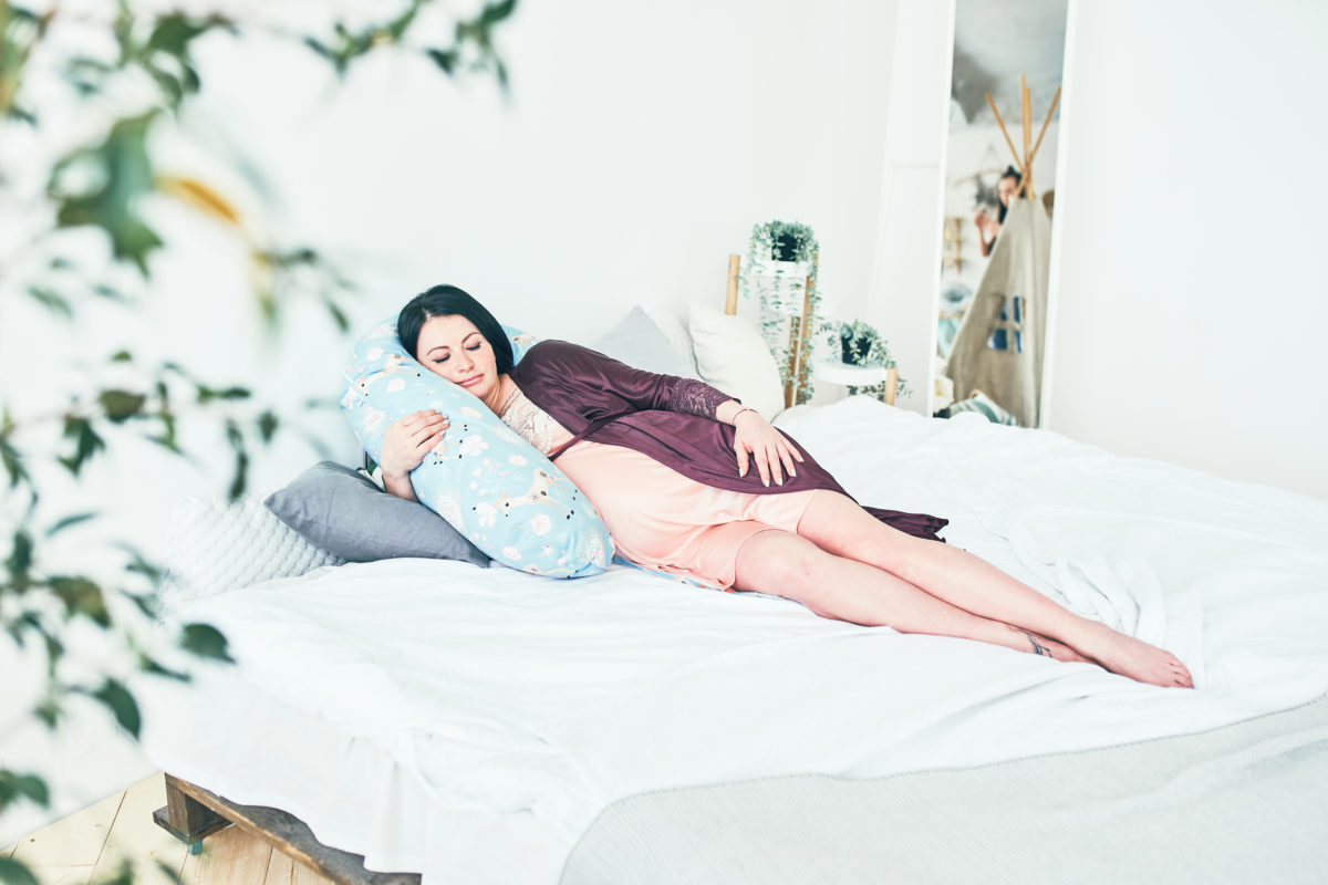 Pregnancy Pillows: What Are They & Do They Work? | Everyone is unique and will respond differently to different things, but most mothers agree that pregnancy pillows are a lifesaver come nighttime – and that’s especially true during your second and third trimesters. 