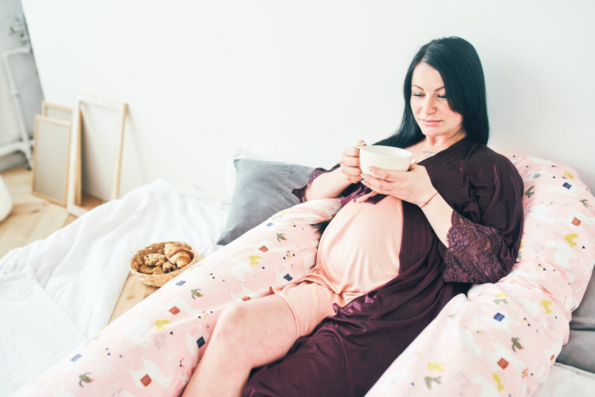 Pregnancy Pillows: What Are They & Do They Work? | Everyone is unique and will respond differently to different things, but most mothers agree that pregnancy pillows are a lifesaver come nighttime – and that’s especially true during your second and third trimesters. 