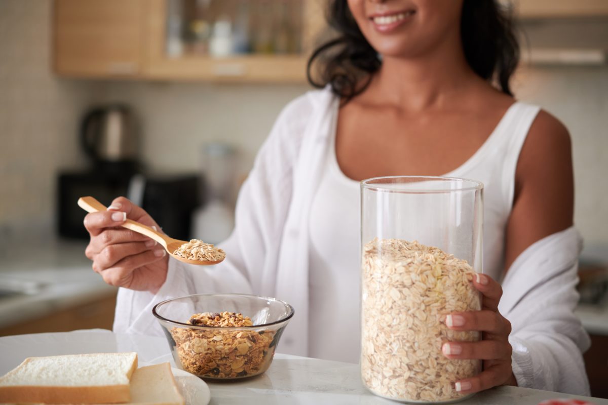 Quick & Easy Grab-and-Go Foods to Eat While Pregnant | Don’t worry – we’ll share with you some of our favorite grab-and-go foods to eat while pregnant. But first, let’s take a look at what types of nutrients expecting mothers should target to ensure a healthy baby. 