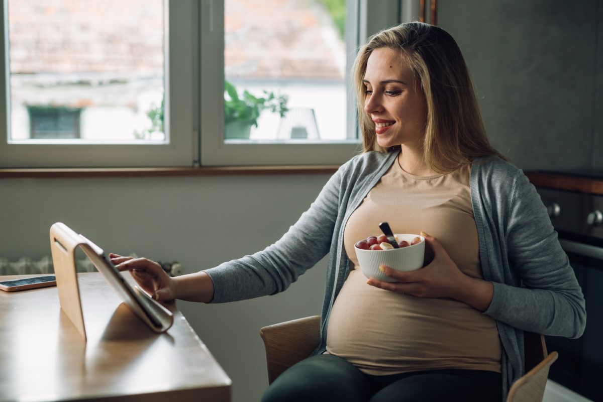 Quick & Easy Grab-and-Go Foods to Eat While Pregnant | Don’t worry – we’ll share with you some of our favorite grab-and-go foods to eat while pregnant. But first, let’s take a look at what types of nutrients expecting mothers should target to ensure a healthy baby. 