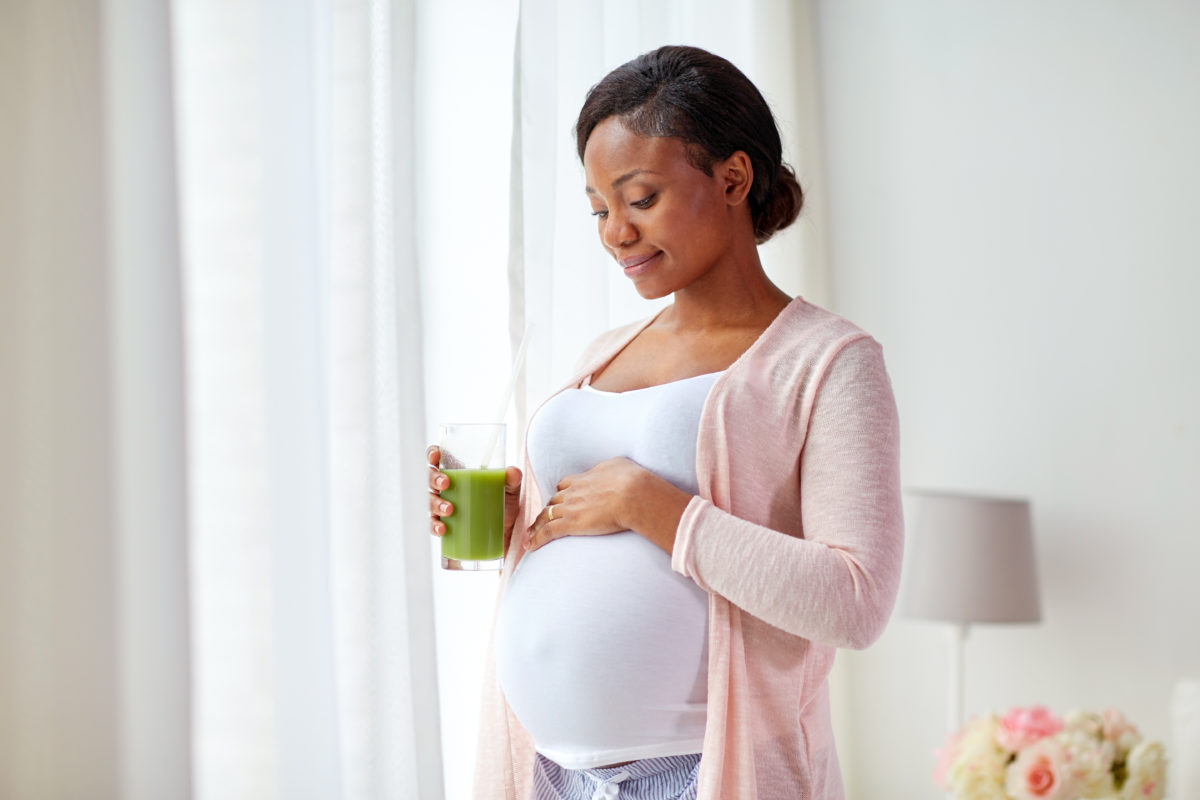 Quick & Easy Grab-and-Go Foods to Eat While Pregnant | Don’t worry – we’ll share with you some of our favorite grab-and-go foods to eat while pregnant. But first, let’s take a look at what types of nutrients expecting mothers should target to ensure a healthy baby. 