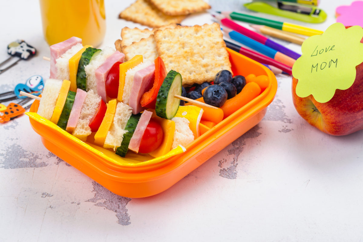 Quick, Easy, & Healthy Lunch Ideas for Toddlers | Welcome back to another edition of Answers by Mamas Uncut. Today’s topic comes from one of our loyal readers (a mama, just like you) who finds herself in quite a predicament when lunchtime rolls around.