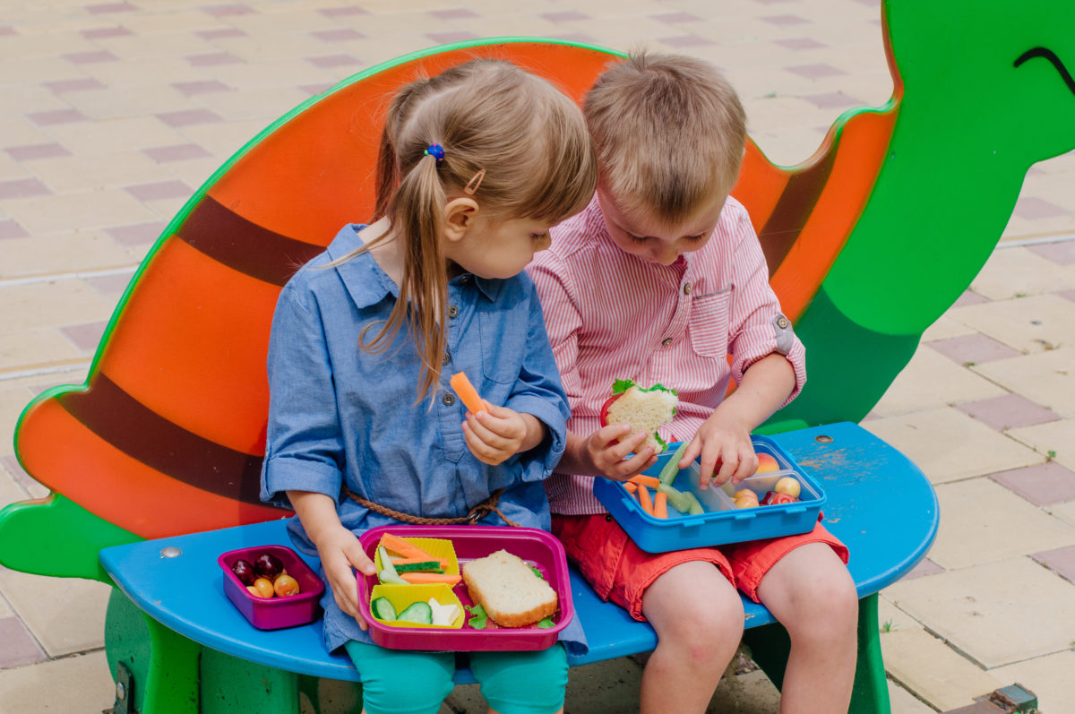 Quick, Easy, & Healthy Lunch Ideas for Toddlers | Welcome back to another edition of Answers by Mamas Uncut. Today’s topic comes from one of our loyal readers (a mama, just like you) who finds herself in quite a predicament when lunchtime rolls around.