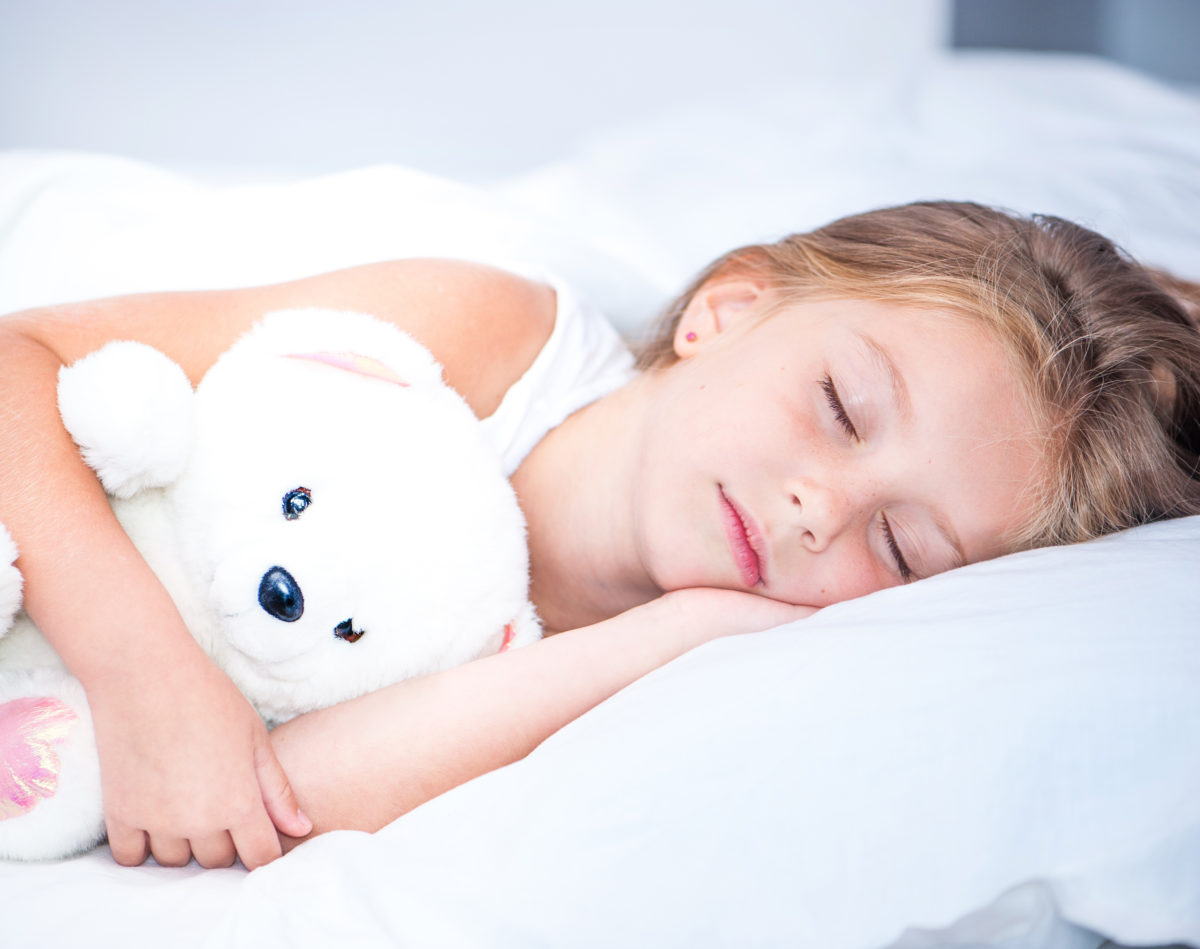 How to Get My Daughter to Sleep In Her Own Bed | Are bedtime power struggles getting in the way of you or your child’s beauty sleep? Does your child refuse to go to bed when you tell them to? Is your child not understanding the importance of sleep? 