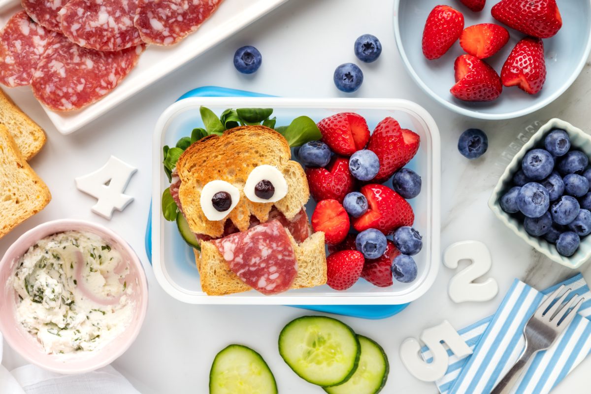 Quick, Easy, & Healthy Lunch Ideas for Toddlers | Welcome back to another edition of Answers by Mamas Uncut. Today’s topic comes from one of our loyal readers (a mama, just like you) who finds herself in quite a predicament when lunchtime rolls around.