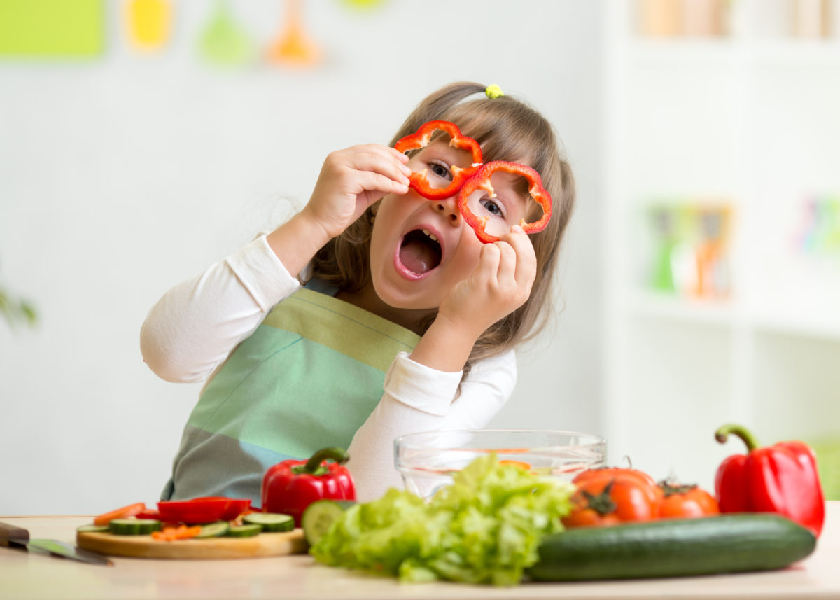 Quick, Easy, & Healthy Lunch Ideas for Toddlers | Welcome back to another edition of Answers by Mamas Uncut. Today’s topic comes from one of our loyal readers (a mama, just like you) who finds herself in quite a predicament when lunchtime rolls around.