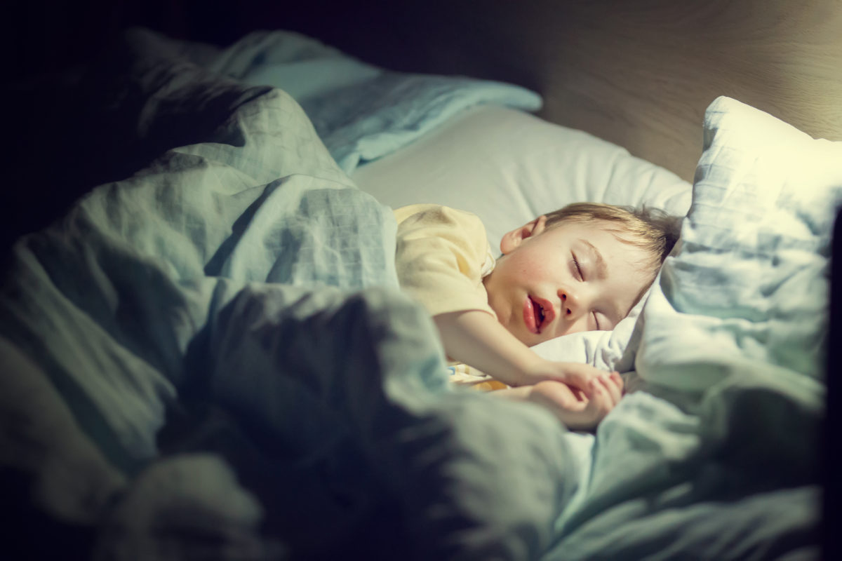 How to Get My Daughter to Sleep In Her Own Bed | Are bedtime power struggles getting in the way of you or your child’s beauty sleep? Does your child refuse to go to bed when you tell them to? Is your child not understanding the importance of sleep? 